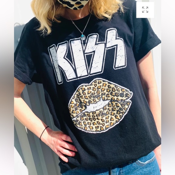 Kiss black leopard lips distressed Graphic boutique Tee M - Picture 1 of 7